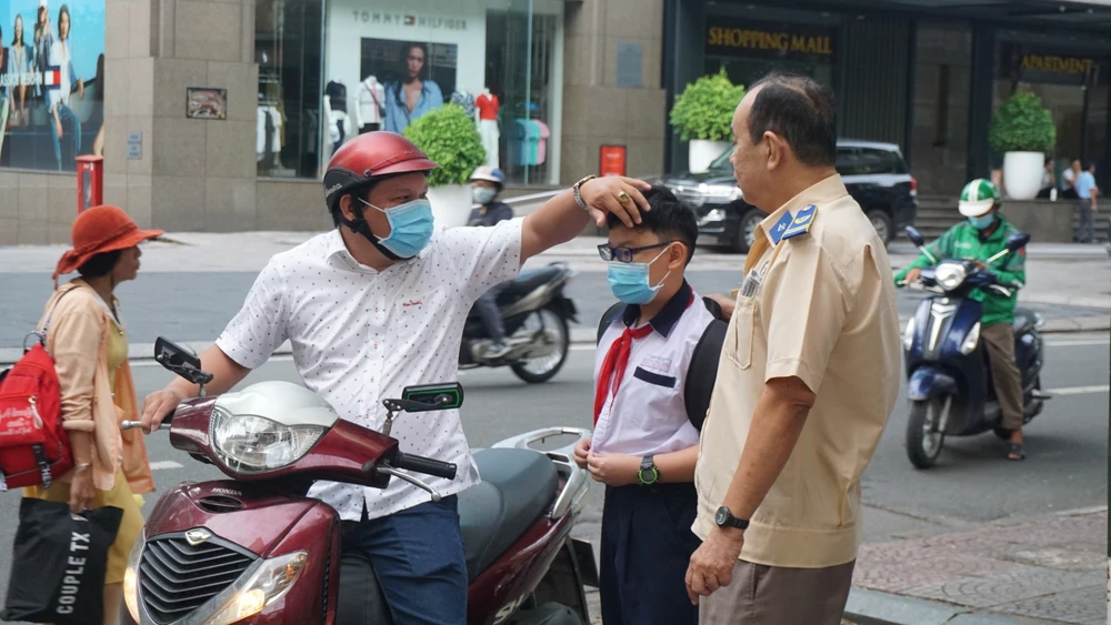 Đề tránh tình trạng ùn tắc trước điểm thi, phụ huynh sau khi đưa con tới sẽ không được dừng lại lâu. Thí sinh sẽ được bảo vệ cũng như các anh/chị hướng dẫn vào khu vực thi. Dặn dò con bình tĩnh làm bài thật tốt, ông bố cũng không quên xoa đầu và nhắn nhủ "Bố sẽ luôn chờ con ở bên ngoài. Bình tĩnh nhé con trai"
