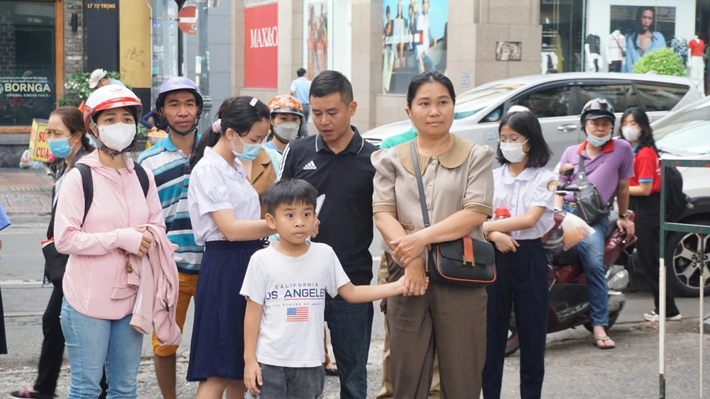 Anh Lương Thanh Hà, sống tại TP Thủ Đức chia sẻ, ngoài Hà Nội có Trường Chu văn An, Amsterdam, TP.HCM có Trường THPT chuyên Trần Đại Nghĩa là niềm mơ ước của bao nhiêu phụ huynh, học sinh. "Từ nhỏ con có sức học khá tốt. Chính con cũng tìm hiểu về ngôi trường và mong muốn tham dự kỳ khảo sát. Con không đi học thêm, chỉ tự ôn luyện và giải đề khảo sát các năm trước. Bản thân tôi cũng không áp lực. Tôi xem đây như là cuộc cọ xát và trải nghiệm mới" - anh Hà nói.