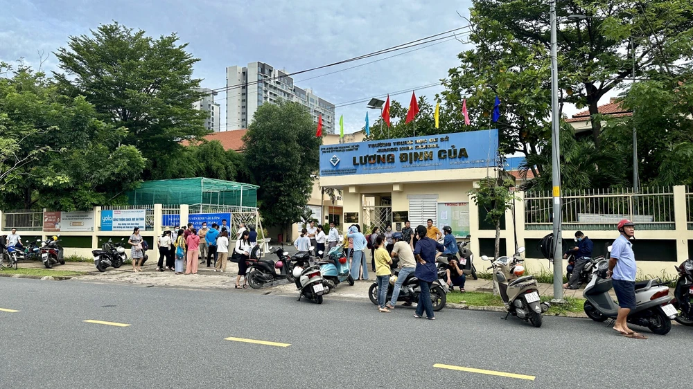 Phụ huynh đưa con tới tham dự kỳ khảo sát vào lớp 6 Trường THCS Trần Quốc Toản 1 tại điểm thi Trường THCS Lương Định Của. Ảnh: TRẦN MINH