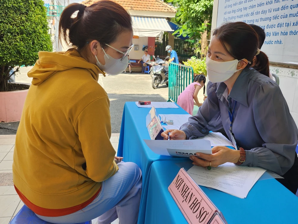Phụ huynh đến Trường Tiểu học Lương Thế Vinh, quận Gò Vấp nộp hồ sơ nhập học. Ảnh: NGUYỄN QUYÊN