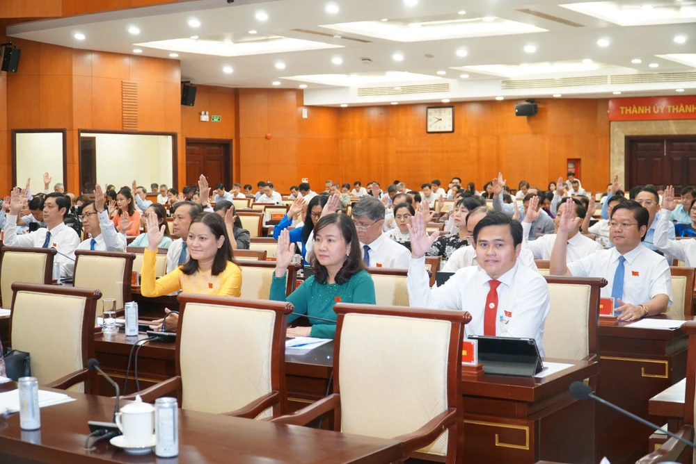 Các đại biểu biểu quyết tại kỳ họp thứ 10, HĐND TP.HCM khoá X . Ảnh: BẢO PHƯƠNG