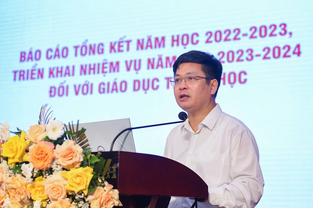 Ông Nguyễn Xuân Thành, Vụ trưởng Vụ giáo dục Trung học, Bộ GD&amp;ĐT báo cáo tại hội nghị. Ảnh: Bộ GD&amp;ĐT