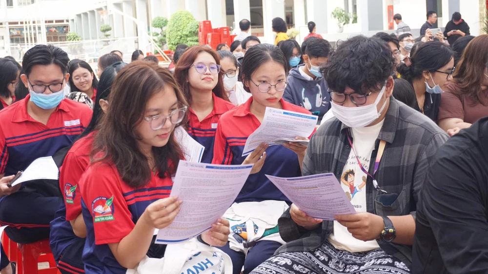 Thí sinh tại TP.HCM tìm hiểu thông tin để đăng ký xét tuyển nguyện vọng vào đại học. Ảnh: NGUYỄN QUYÊN