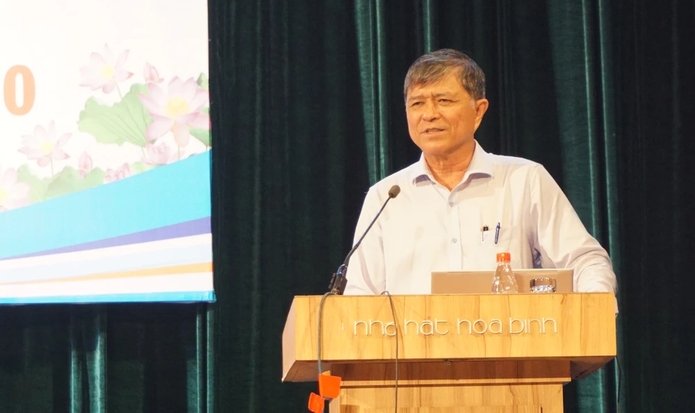 Ông Nguyễn Văn Hiếu, Giám đốc Sở GD&amp;ĐT TP.HCM trao đổi tại hội nghị. Ảnh: NGUYỄN QUYÊN