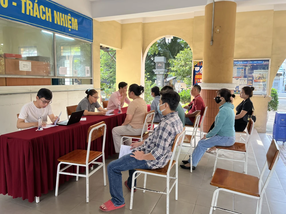 Từ sáng 4-8, nhiều phụ huynh, học sinh đã đến trường để nộp hồ sơ xét tuyển bổ sung. Ảnh: NGUYỄN NGÃI.