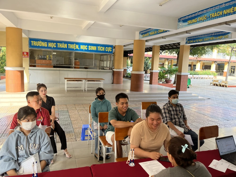 Học sinh đến nộp hồ sơ xét tuyển bổ sung vào lớp 10 tại Trường THPT Đào Sơn Tây, TP Thủ Đức. Ảnh: NGUYỄN NGÃI