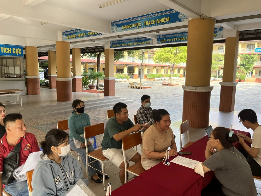 Học sinh sẽ nộp hồ sơ bổ sung từ hôm nay đến 17 giờ ngày 8-8. Ảnh: NGUYỄN NGÃI