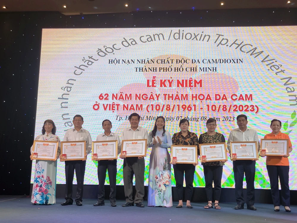 Khen thưởng các cá nhân, tập thể có thành tích trong công tác chăm lo cho nạn nhân chất độc da cam. Ảnh: NGUYỄN QUYÊN