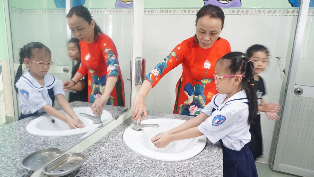 Giáo viên hướng dẫn học trò cách rửa tay