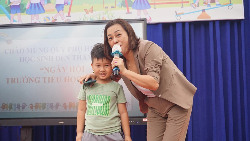 Bà Trần Thị Tuyết Mai giao lưu cùng với các em lớp 1