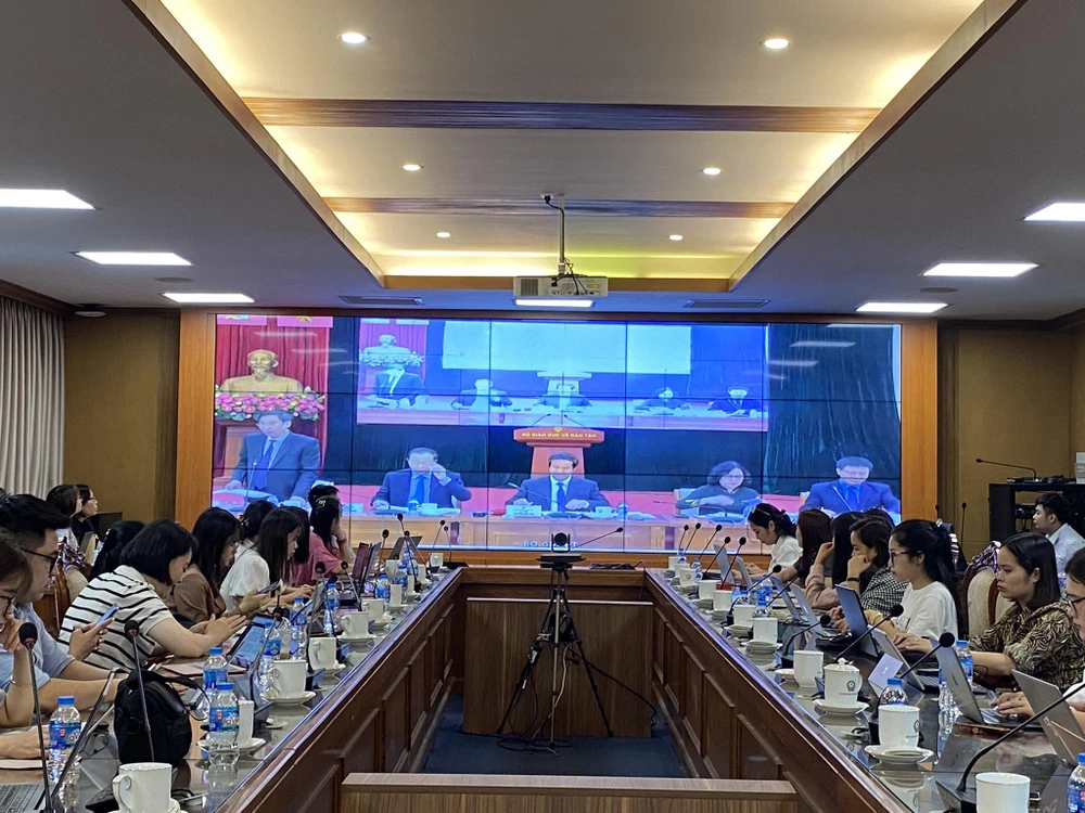 Chương trình gặp gỡ được tổ chức trực tiếp kết hợp trực tuyến tại 63 tỉnh thành. Ảnh: MINH TRÚC