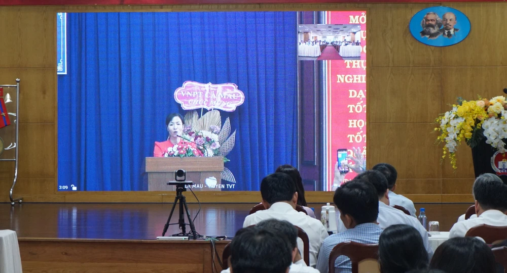 Cô Lương Thị Thuận Ánh, nhân viên thư viện tại tỉnh Cà Mau chia sẻ tại buổi gặp gỡ. Ảnh: NGUYỄN QUYÊN