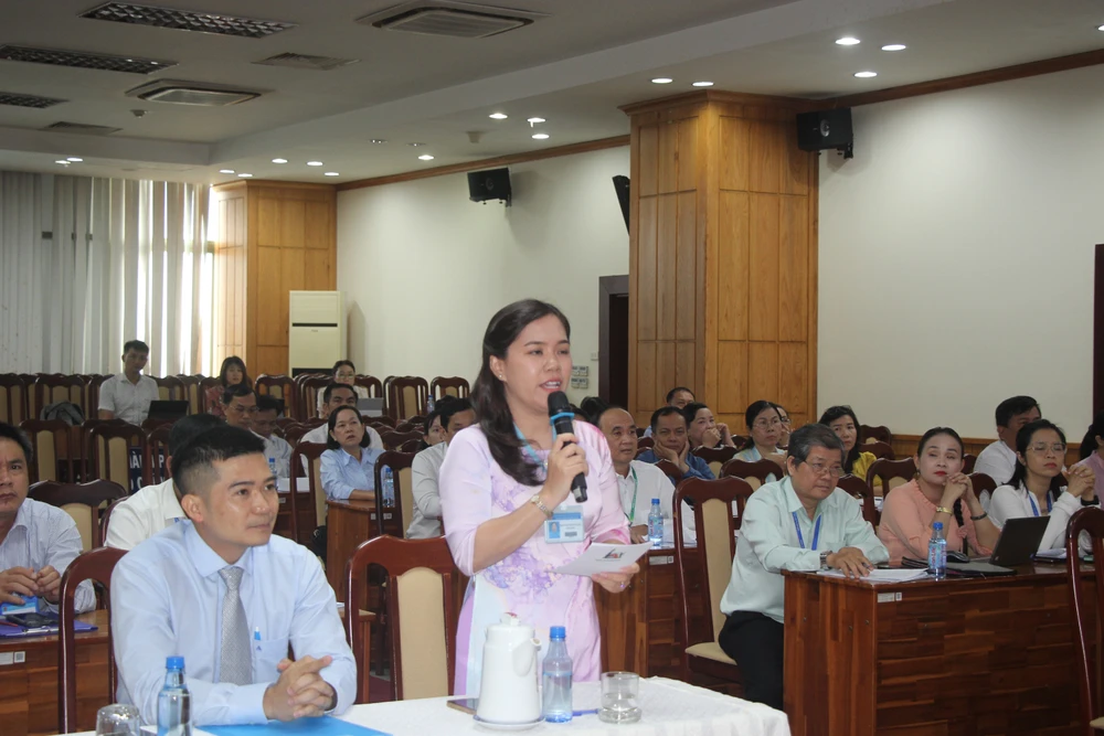 Cô Trần Thị Phương Thảo, giáo viên Trường THCS Lê Anh Xuân, quận Tân Phú, TP.HCM chia sẻ tại buổi gặp gỡ. Ảnh: NGUYỄN QUYÊN