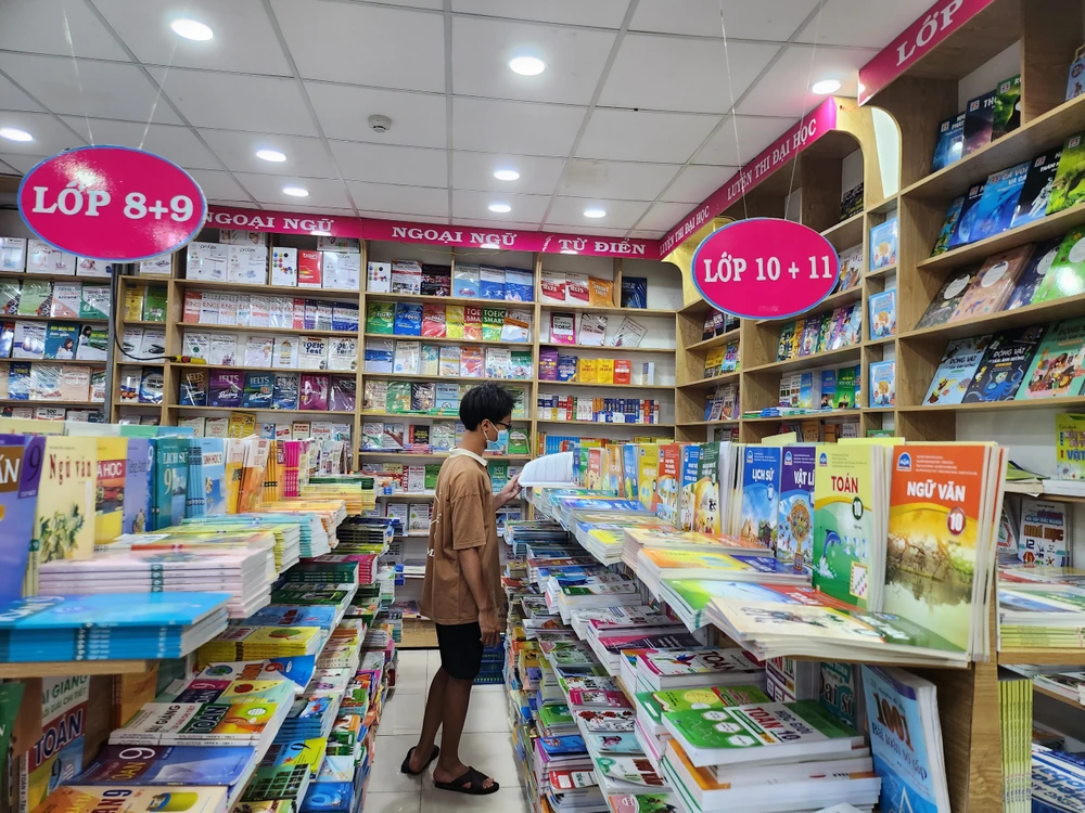 Học sinh tìm mua sách giáo khoa chuẩn bị cho năm học mới. Ảnh: NGUYỄN QUYÊN