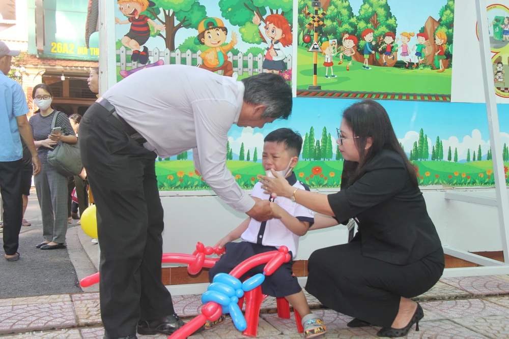 Thầy cô dỗ dành khi bé khóc nhè. Ảnh: HP