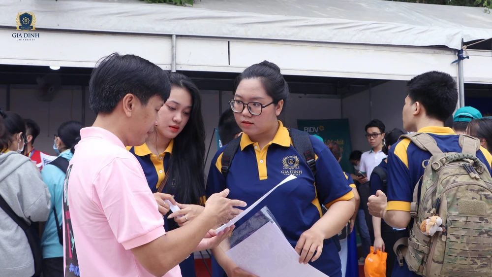 Sinh viên Trường Đại học Gia Định tìm hiểu thông tin tại ngày hội việc làm do trường tổ chức. Ảnh: WEBSITE TRƯỜNG