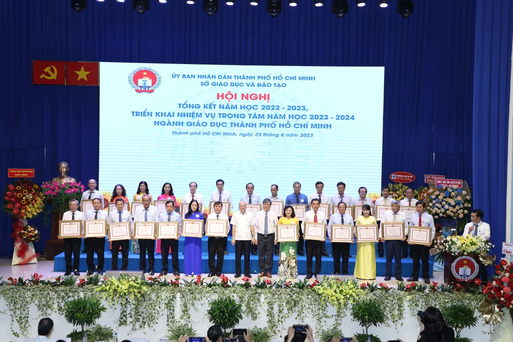 Trưởng ban tuyên giáo thành uỷ Phan Nguyễn Như Khuê (thứ 8 từ trái qua) cùng Giám đốc Sở GD&amp;ĐT TP.HCM Nguyễn Văn Hiếu khen thưởng cho các tập thể hoàn thành xuất sắc nhiệm vụ năm học. Ảnh: SỞ GD&amp;ĐT TP.HCM.