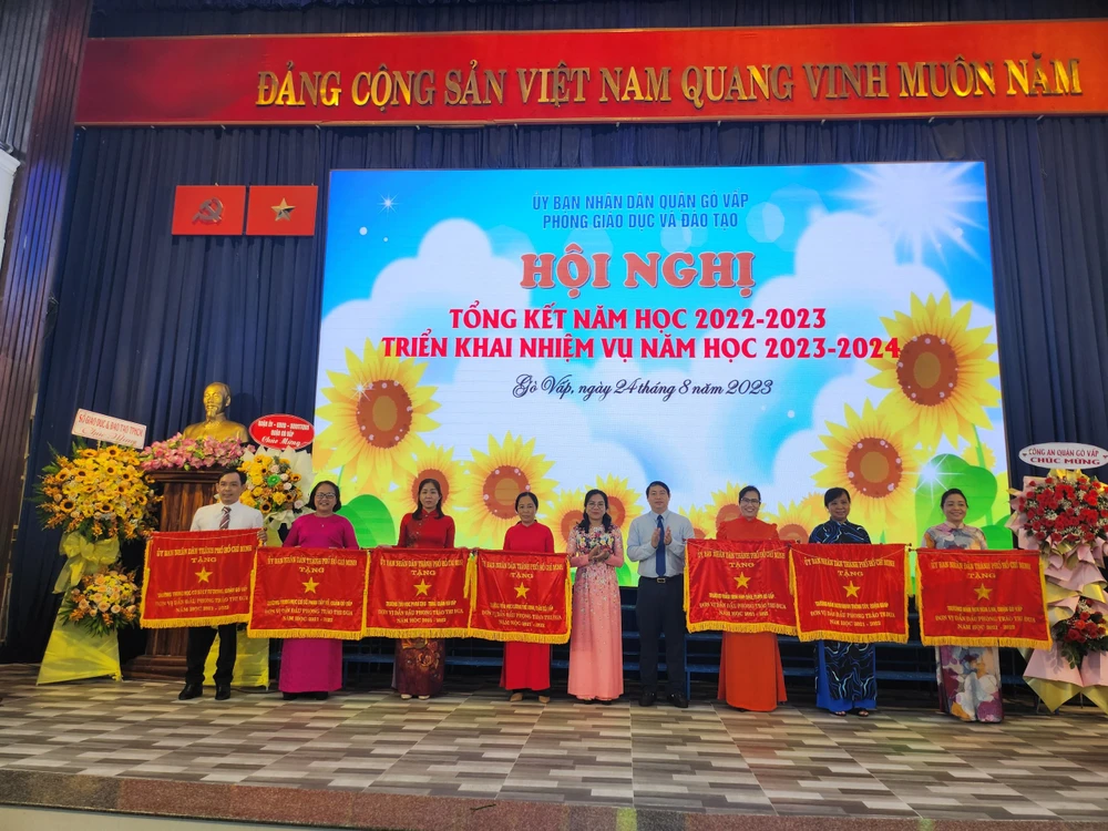 Bà Nguyễn Thị Thu Hoài, Phó Bí thư thường trực quận ủy cùng ông Dương Trí Dũng, Phó bí thư quận ủy, Chủ tịch UBND quận tặng cờ thi đua của UBND TP.HCM dành cho 7 trường dẫn đầu thi đua cụm. Ảnh: NGUYỄN QUYÊN Bà Nguyễn Thị Thu Hoài, Phó Bí thư thường trực quận ủy cùng ông Dương Trí Dũng, Phó bí thư quận ủy, Chủ tịch UBND quận tặng cờ thi đua của UBND TP.HCM dành cho 7 trường dẫn đầu thi đua cụm. Ảnh: NGUYỄN QUYÊN