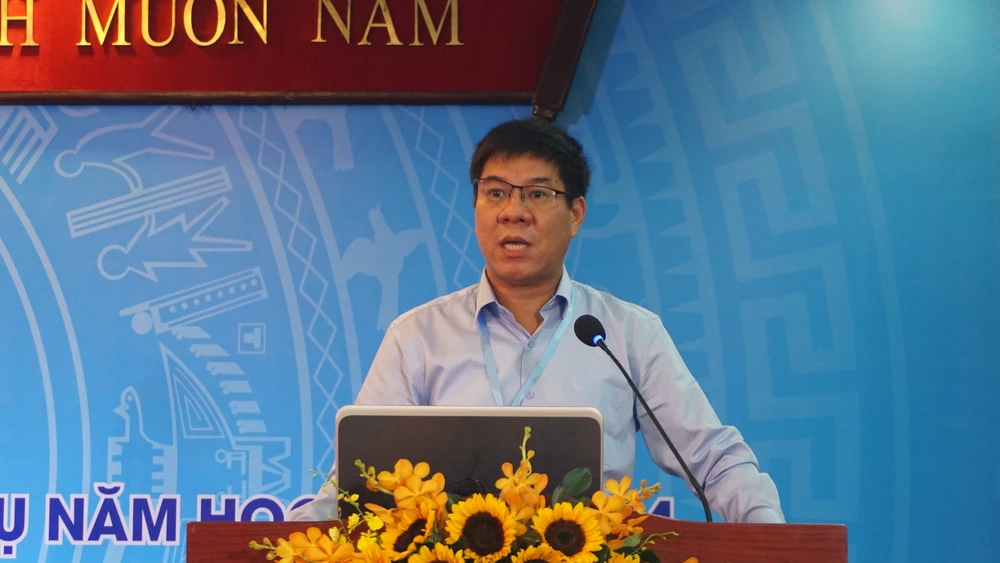 Ông Huỳnh Văn Chương, Cục trưởng Cục Quản lý chất lượng, Bộ GD&amp;ĐT phát biểu tại hội nghị. Ảnh: NGUYỄN QUYÊN