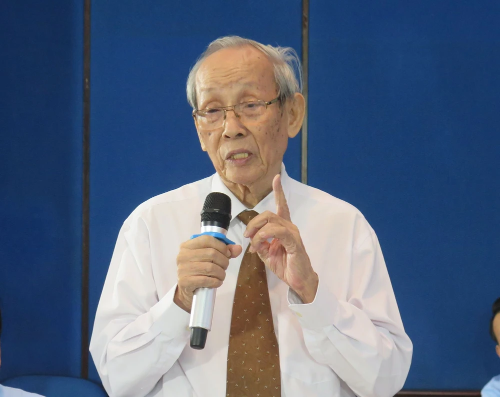 Giáo sư Trần Hồng Quân phát biểu tại một tọa đàm về giáo dục đại học. Ảnh: PHẠM ANH