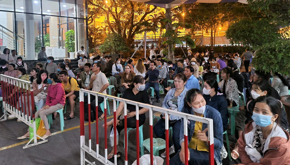 Nhà trường đã bố trí ghế cũng như lực lượng hỗ trợ phụ huynh và tân sinh viên trong quá trình chờ làm thủ tục nhập học. Ảnh: IUH