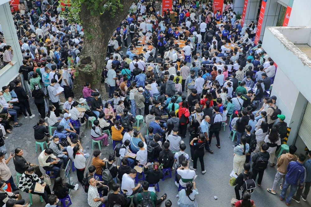 Tân sinh viên nhập học với đồ đạc lỉnh kỉnh. Ảnh: IUH