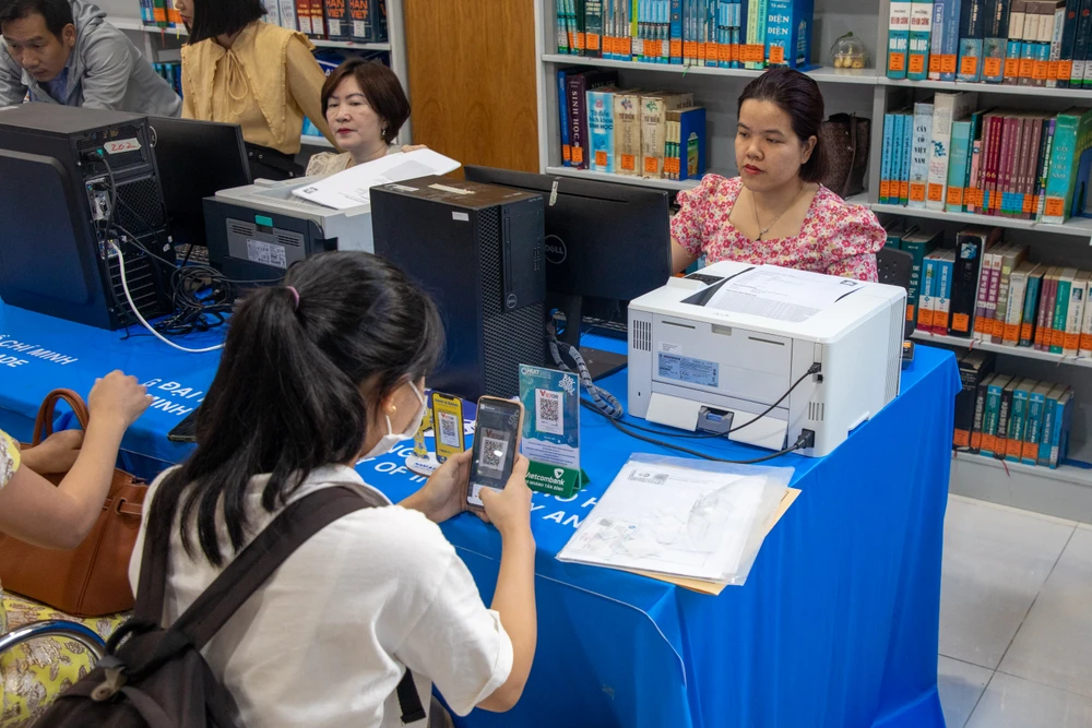 Tân sinh viên đóng tiền nhập học. Ảnh: NTCC