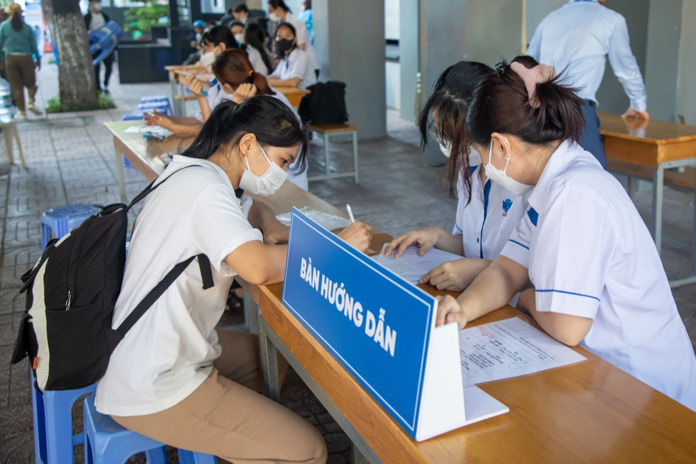 Tân sinh viên đến nhập học tại Trường Đại học Công thương TP.HCM. Ảnh: NTCC