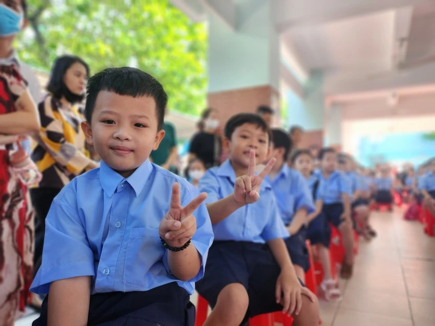 Học sinh lớp 1 Trường Tiểu học Triệu Thị Trinh, quận 10 trong ngày tựu trường. Ảnh: NGUYỄN QUYÊN