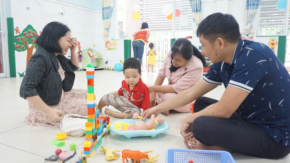 Ngày đầu tiên, ba mẹ vào lớp chơi đùa cùng con