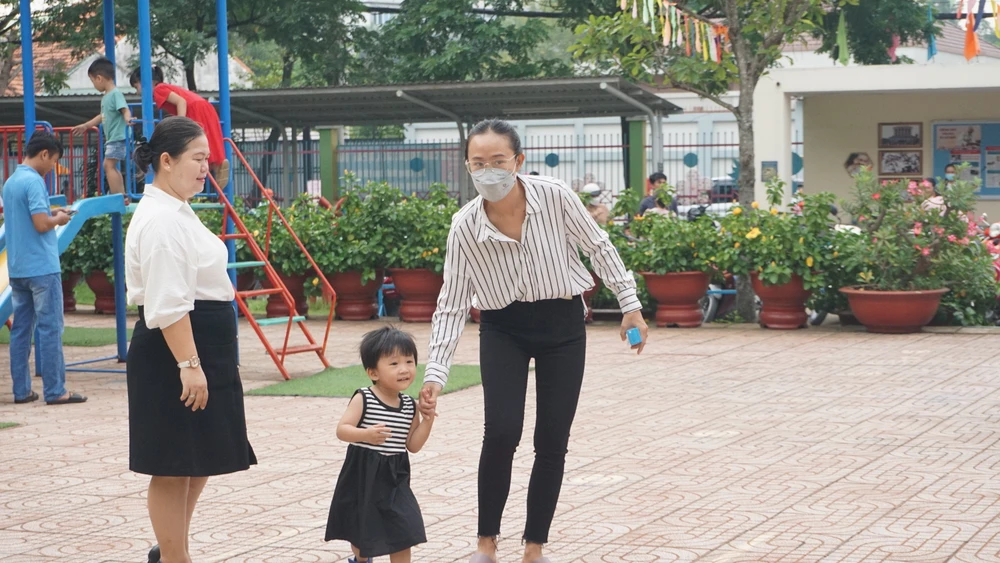 Phụ huynh Trường Mầm non Hồng Yến dẫn bé tới trường