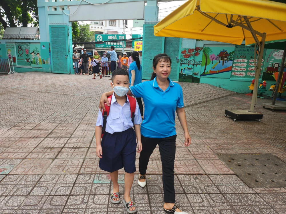 Bảo mẫu Trường Tiểu học Lê Văn Thọ đón học sinh từ cổng trường
