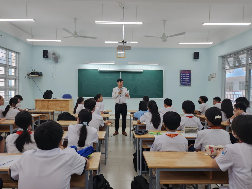 Thầy Trần Văn Ninh, giáo viên Trường THCS Ngô Quyền, quận Tân Bình phổ biến nội quy lớp học trong ngày tựu trường. Ảnh minh họa: NGUYỄN QUYÊN