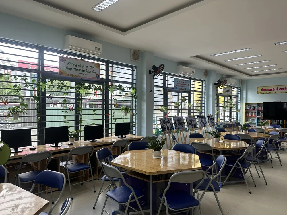 Thư viện Trường Tiểu học Trần Văn Ơn được bố trí không gian mở, có đầy đủ máy tính để truy cập mạng. Ảnh: NTCC