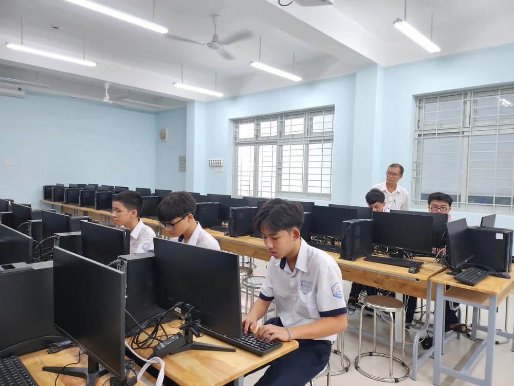 Trường THCS Ngô Quyền, quận Tân Bình cũng kịp đưa vào sử dụng trong năm học mới. Phòng vi tính của trường được trang bị nhiều máy tính hiện đại. Ảnh:NQ
