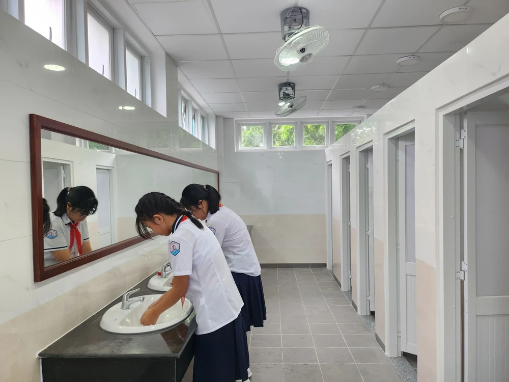 Công trình vệ sinh của Trường THCS Ngô Quyền được thiết kế hiện đại, thông thoáng khiến học trò thích thú. Ảnh: NQ