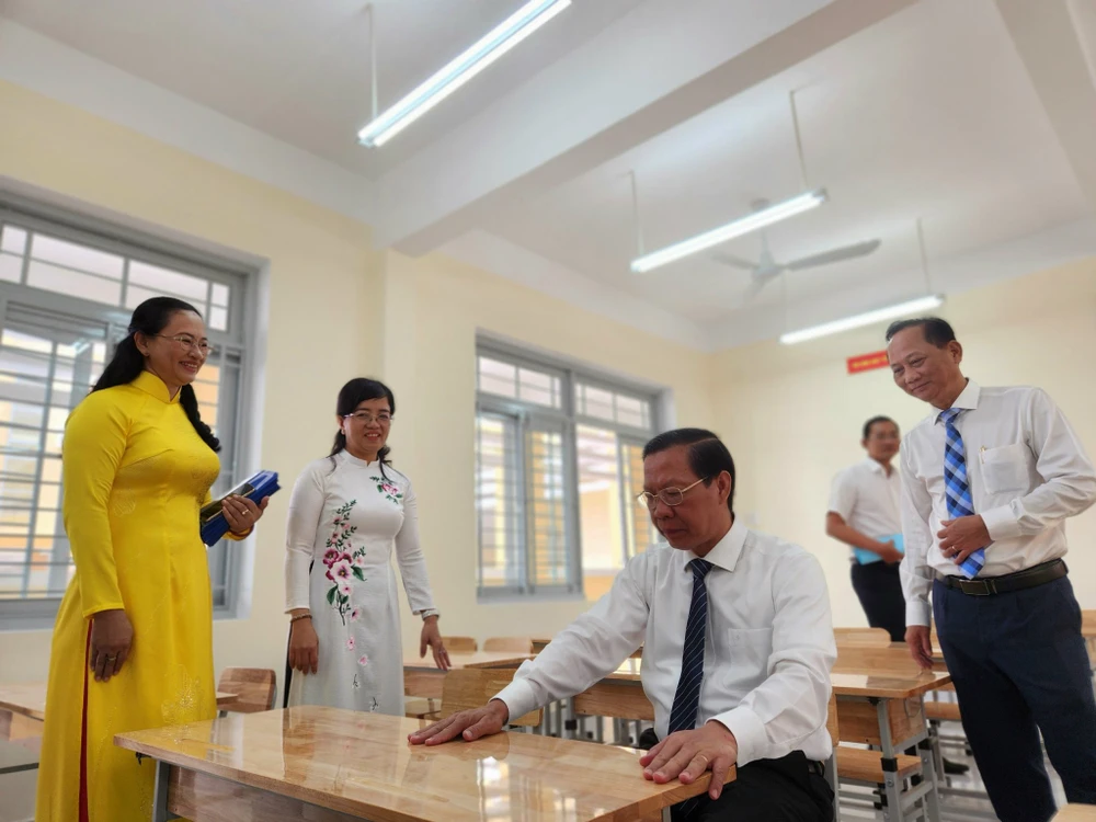 Chủ tịch Phan Văn Mãi đi tham quan các phòng học, kiểm tra bàn ghế của trường.