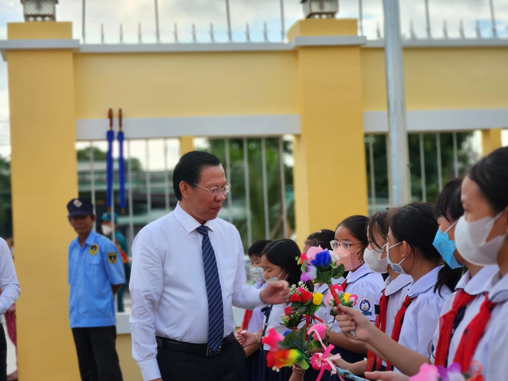 Chủ tịch UBND TP.HCM Phan Văn Mãi dự lễ khánh thành và khai giảng năm học mới tại Trường Tiểu học Rạch Già, huyện Bình Chánh.