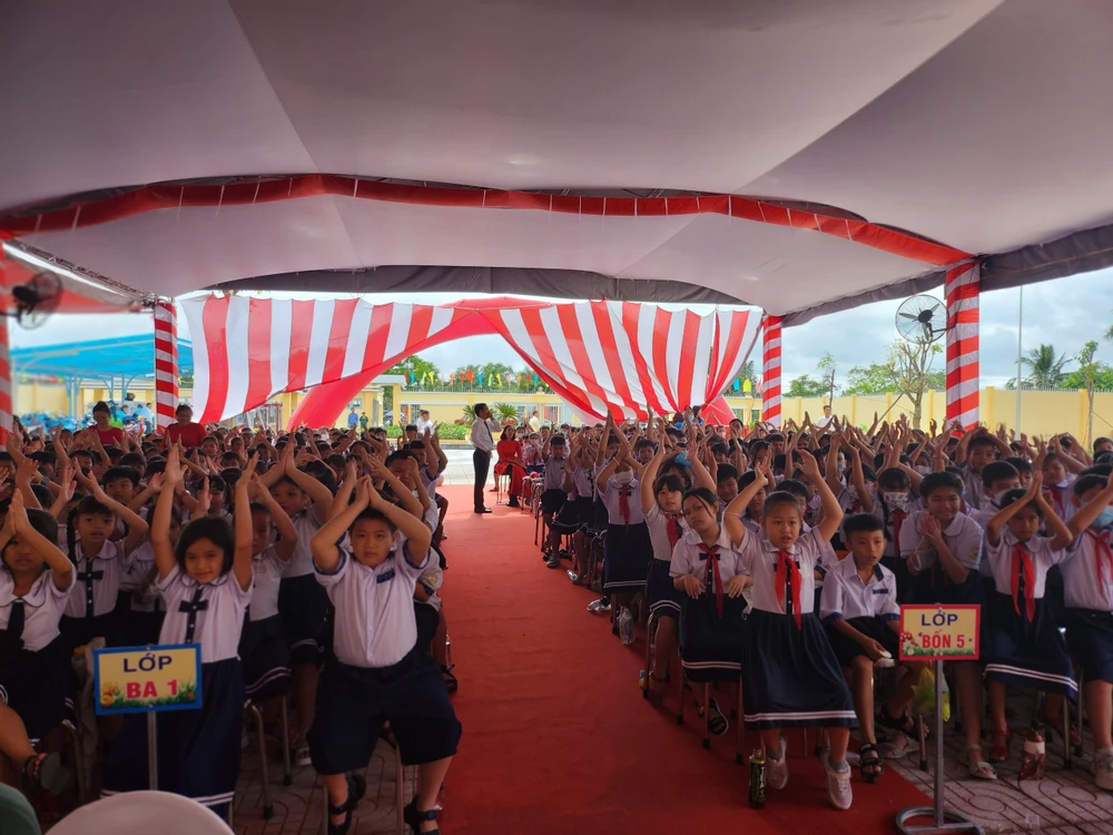 Học sinh háo hức trong ngôi trường mới.