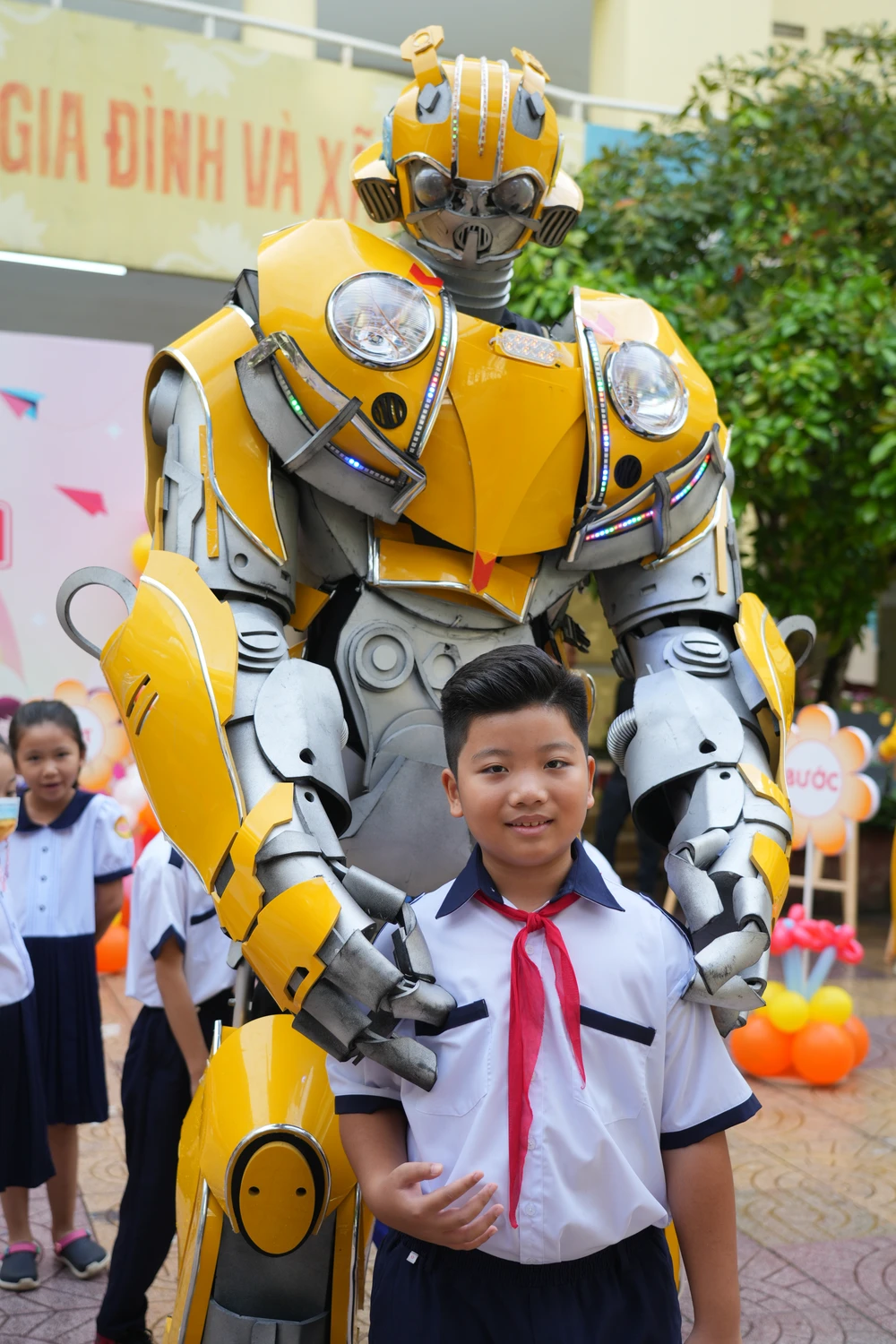 Học sinh thích thú khi thấy robot xuất hiện ở trường học. Ảnh: NTCC