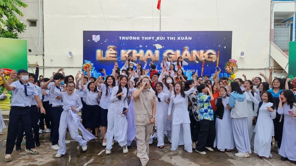 Trường THPT Bùi Thị Xuân mời hai raper về biểu diễn trong lễ khai giảng. Ảnh: NTCC