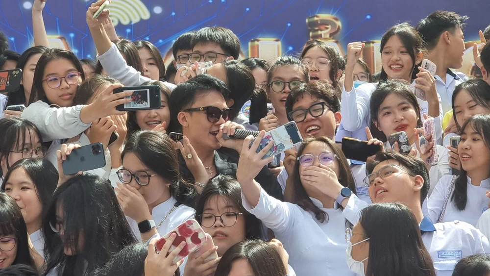 Các em đã có một lễ khai giảng thật hứng khởi trước khi bước vào năm học mới. Ảnh: NTCC