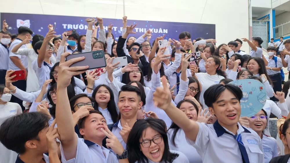 Học sinh cháy hết mình cùng thần tượng. Ảnh: NTCC