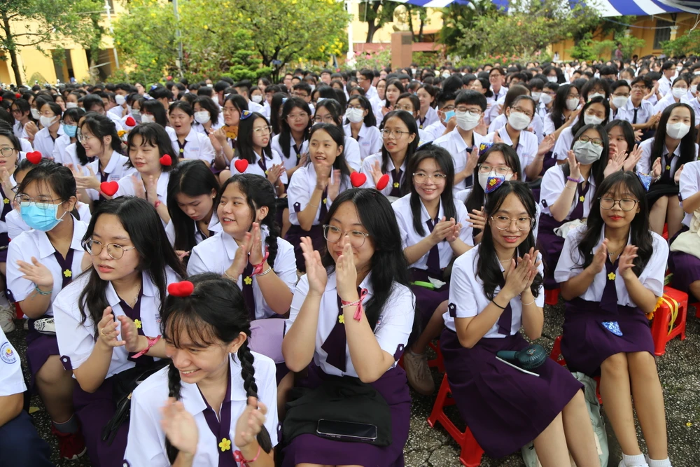 Sáng nay, 5-9, thời tiết tại TP.HCM âm u, có mưa nhẹ nhưng không khí khai giảng ở Trường THPT Nguyễn Thị Minh Khai, quận 3, TP.HCM rất náo nhiệt và tươi vui.