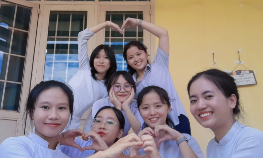 Hai chị em Phương Nhi và Phương Như cùng bạn bè. Ảnh: NVCC