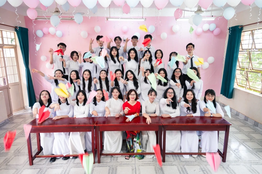 Hai chị em chụp ảnh lưu niệm cùng lớp và giáo viên. Ảnh: NVCC