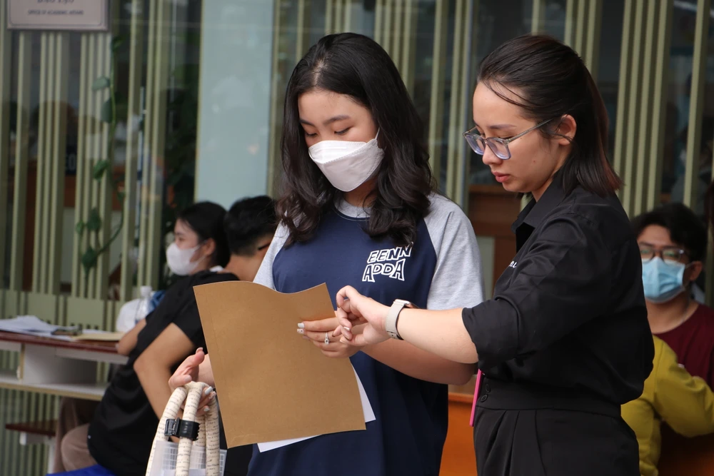 Sau khi xác nhận nhập học trực tuyến trên hệ thống, thí sinh đến nhập học trực tiếp tại Trường Đại học Công nghiệp TP.HCM. Ảnh: NTCC