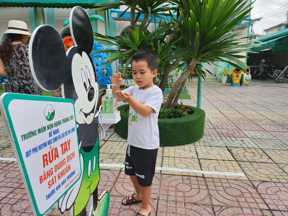 Rửa tay thường xuyên bằng xà phòng là một trong những biện pháp phòng ngừa bệnh đau mắt đỏ. Trong ảnh các bé Trường Mầm non Hạnh Thông Tây, quận Gò Vấp rửa tay trước khi vào lớp. Ảnh: NGUYỄN QUYÊN