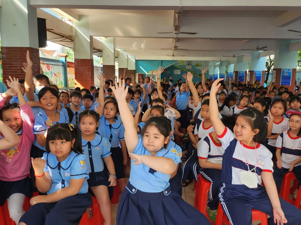 dua-bao-tang-den-truong-hoc-3