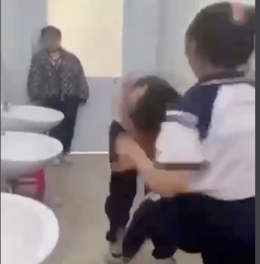 Nhóm nữ sinh đánh bạn trong nhà vệ sinh